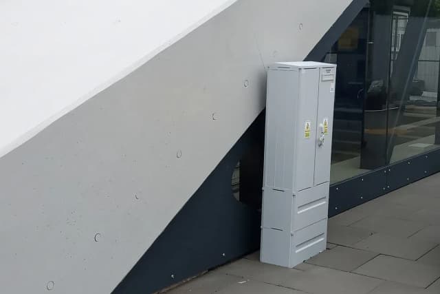Jak zamaskować skrzynkę elektryczną? Praktyczne i estetyczne rozwiązania