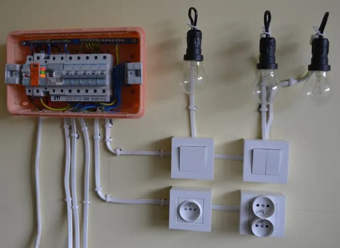 Jak podłączyć skrzynkę elektryczną w domu bez ryzyka porażenia