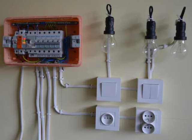Jak podłączyć skrzynkę elektryczną w domu bez ryzyka porażenia