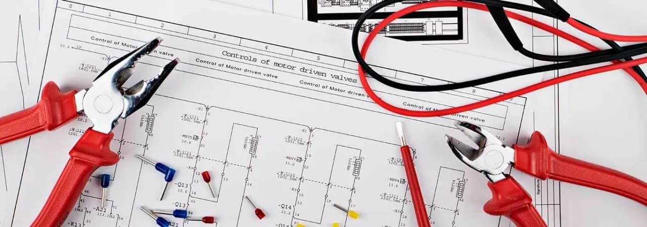 Ile bierze elektryk za domek? Sprawdź koszty i uniknij niespodzianek