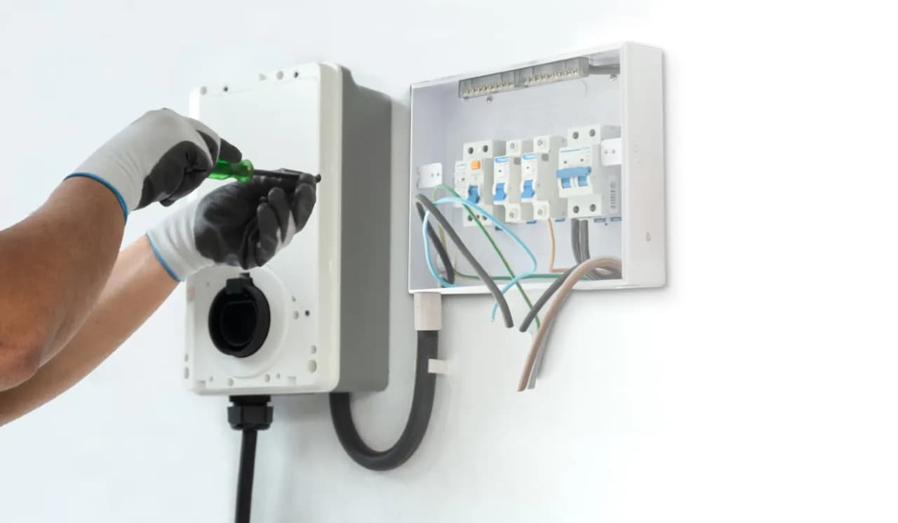 Ile kosztuje skrzynka elektryczna na zewnątrz? Ceny i porady