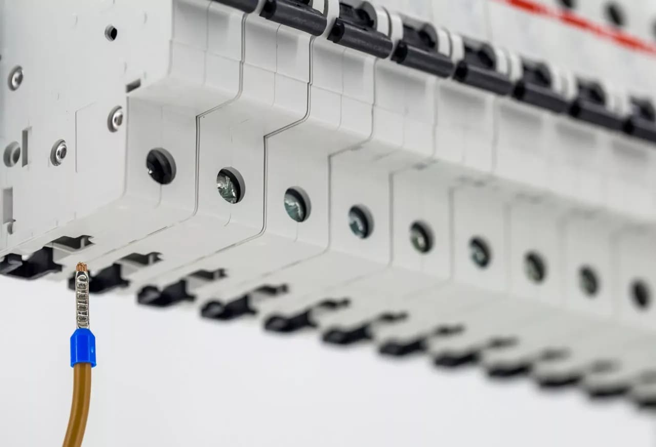 Ile kosztuje montaż rozdzielni elektrycznej? Sprawdź, by nie przepłacić
