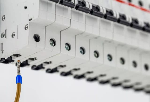 Ile kosztuje montaż rozdzielni elektrycznej? Sprawdź, by nie przepłacić