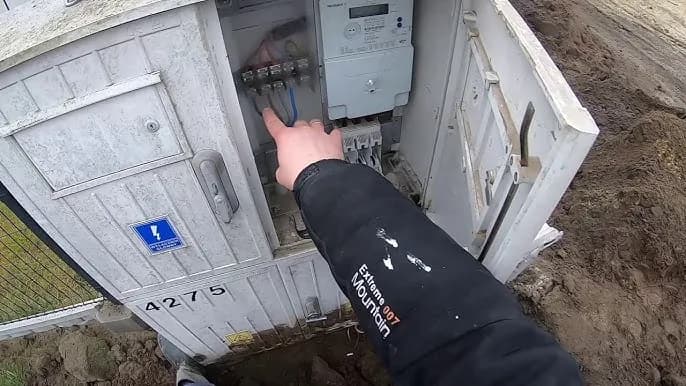 Jak podłączyć się do skrzynki elektrycznej bezpiecznie i skutecznie