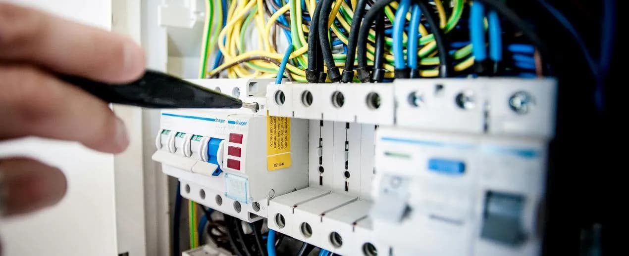 Ile trwa kurs elektryka? Sprawdź czas trwania różnych szkoleń