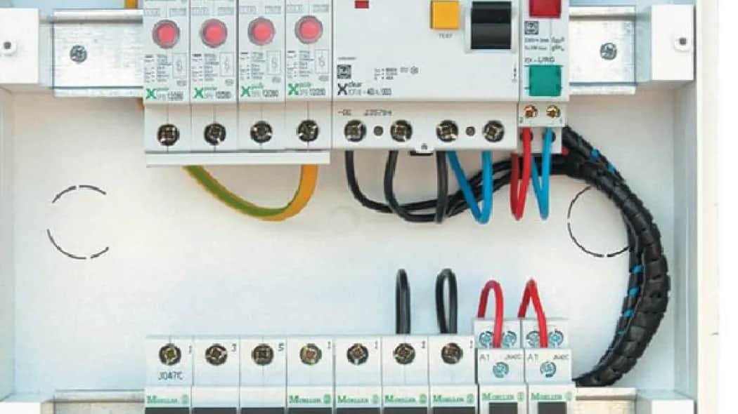 Kto może wejść do rozdzielni elektrycznej? Poznaj zasady i uprawnienia