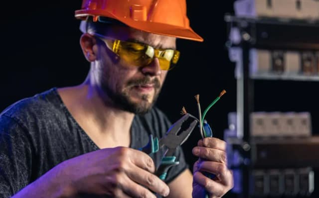 Ile zarabia elektryk w Norwegii? Zaskakujące różnice w wynagrodzeniach
