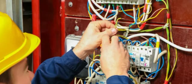 Czy elektryk to dobry zawód? Poznaj zalety i wyzwania tej kariery