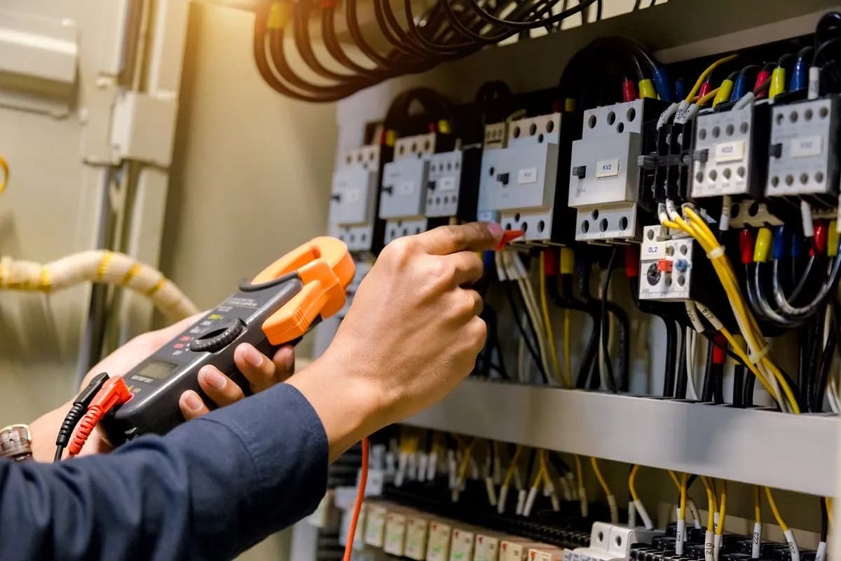 Na jakiej wysokości rozdzielnia elektryczna zapewni bezpieczeństwo?