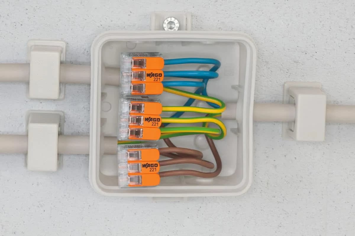 Jak podłączyć rozdzielnię w domu bez błędów i zagrożeń elektrycznych