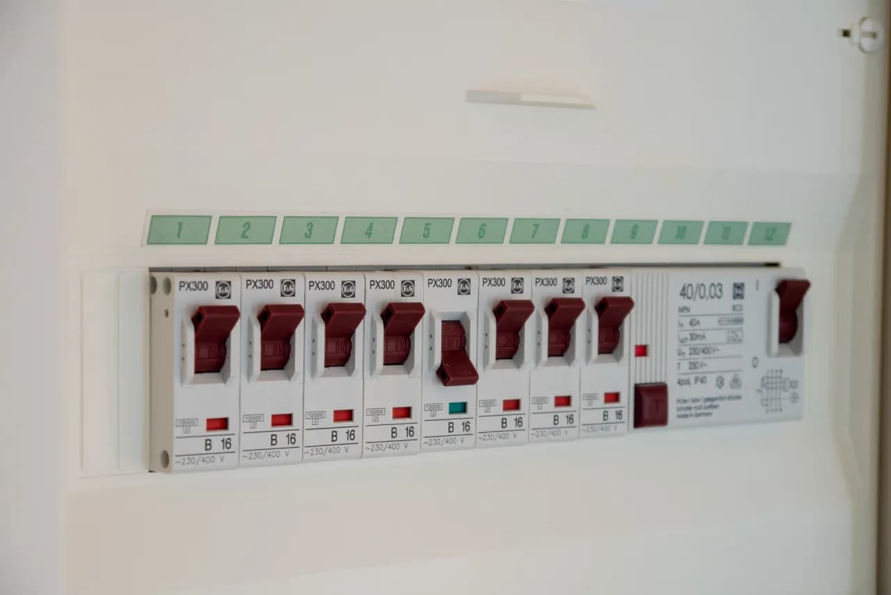 Jak zabudować skrzynkę elektryczną, aby była estetyczna i bezpieczna