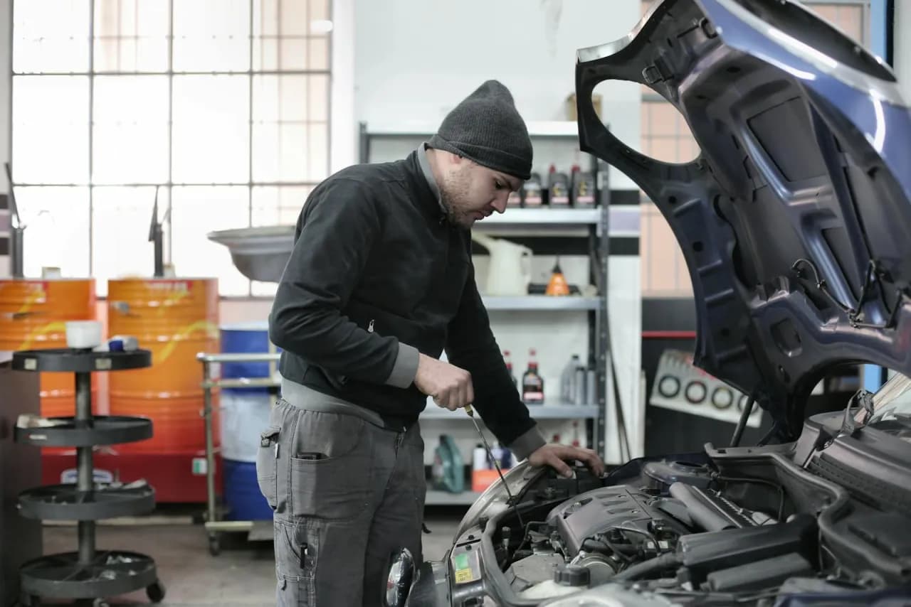 Ile zarabia elektryk samochodowy? Zarobki, które mogą zaskoczyć