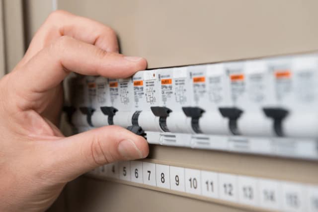 Jak wybrać odpowiednią skrzynkę elektryczną do domu, aby uniknąć problemów?