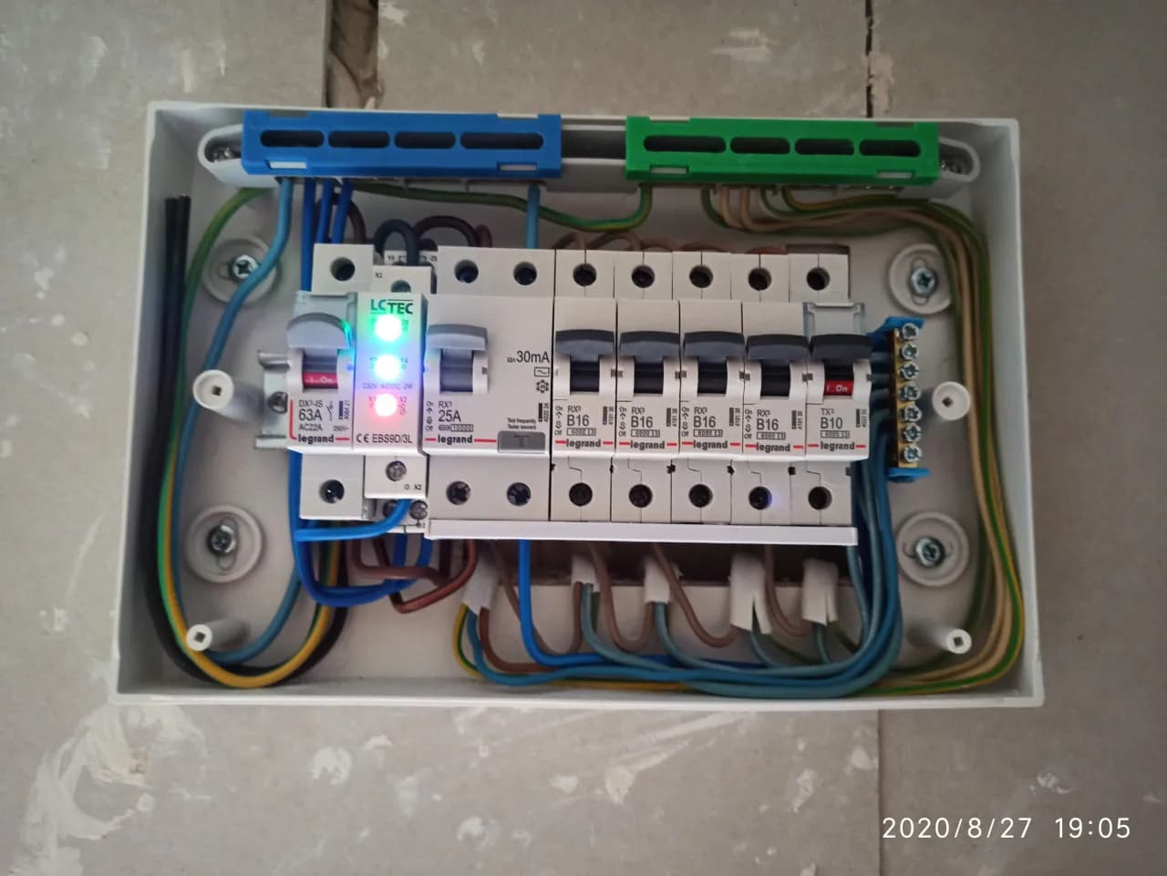 Jak podłączyć rozdzielnię elektryczną bez błędów i zagrożeń