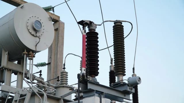 Prąd AC co to znaczy? Kluczowe informacje i zastosowania w życiu